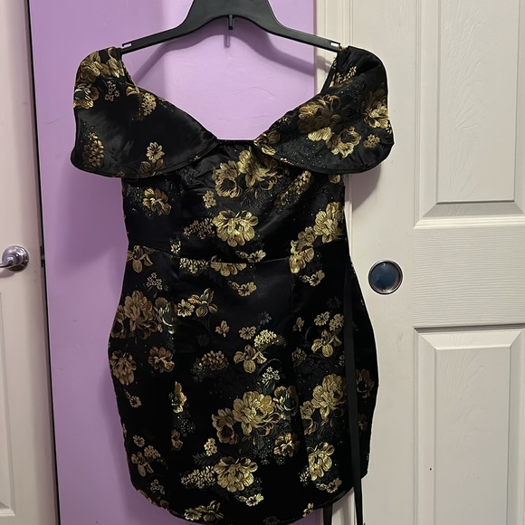 Pretty Little Things Black Floral Bardot Bodycon Dress - Picture 4 of 6